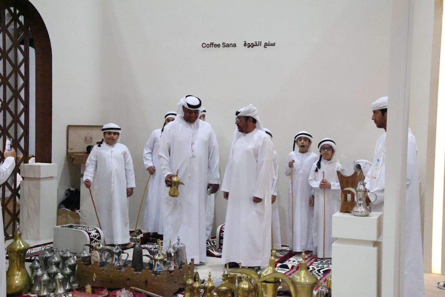 سنع القهوة والمجالس في "العين للرطب" تعزز المحافظة على تقاليد إكرام الضيف