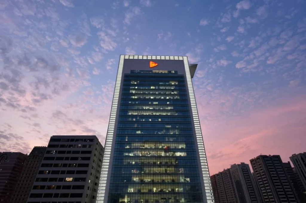 6.73 مليار درهم أرباح «أبوظبي التجاري» بالنصف الأول بنمو 34%