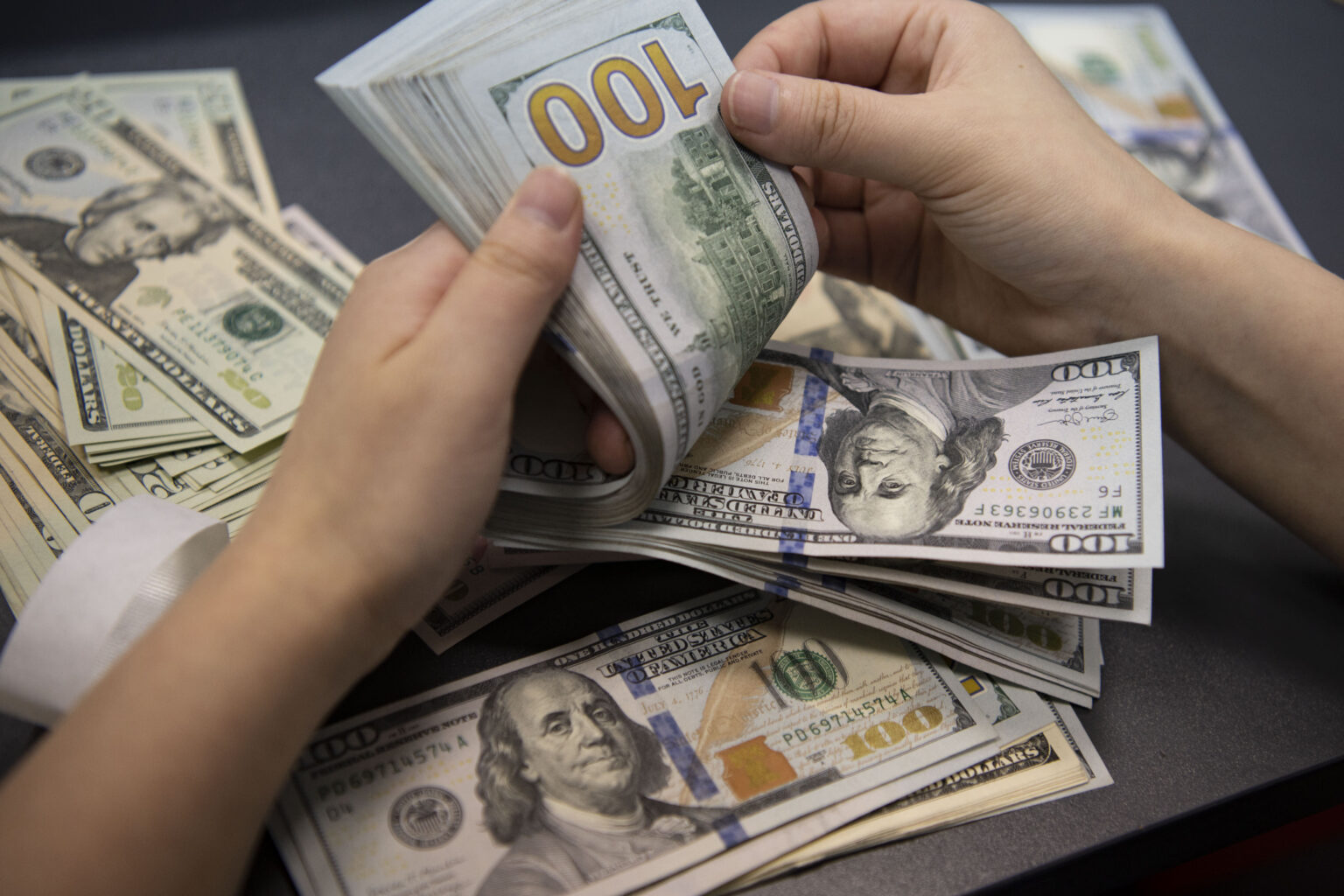 الدولار يرتفع مدعومًا بارتفاع أسعار النفط وعوائد السندات