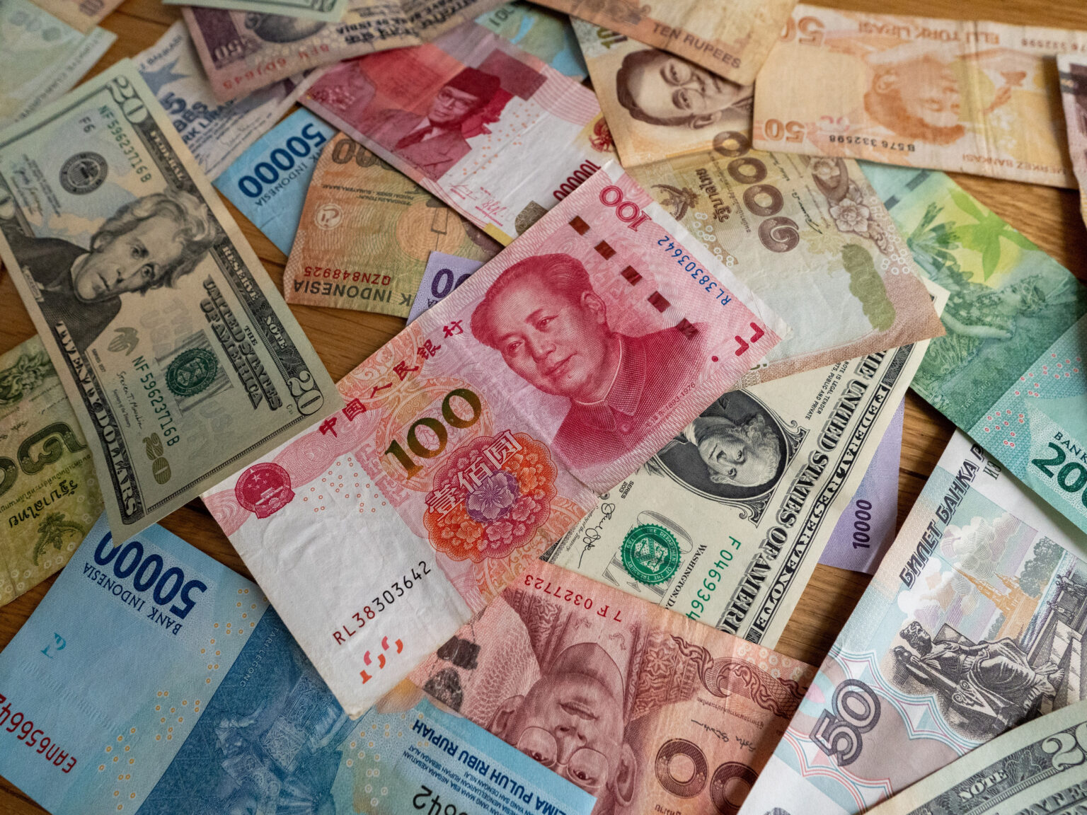 Dollar steadies, keeps yen pinned near 40-year lows
