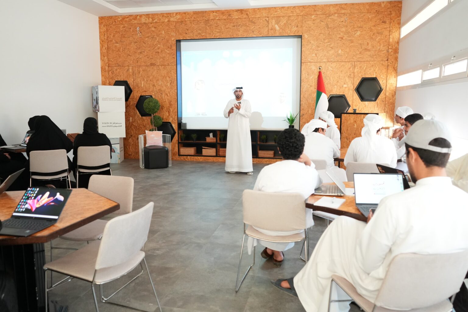 مركز شباب فلج المعلا يعزز مهارات الشباب في صناعة المحتوى الرقمي