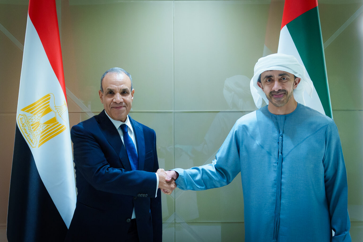 عبدالله بن زايد يستقبل وزير الخارجية المصري