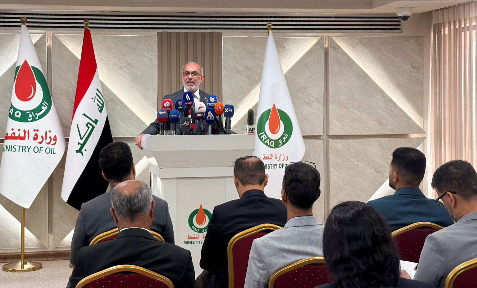 Iraq signs 7 strategic agreements in Washington worth $200 billion: Oil Minister