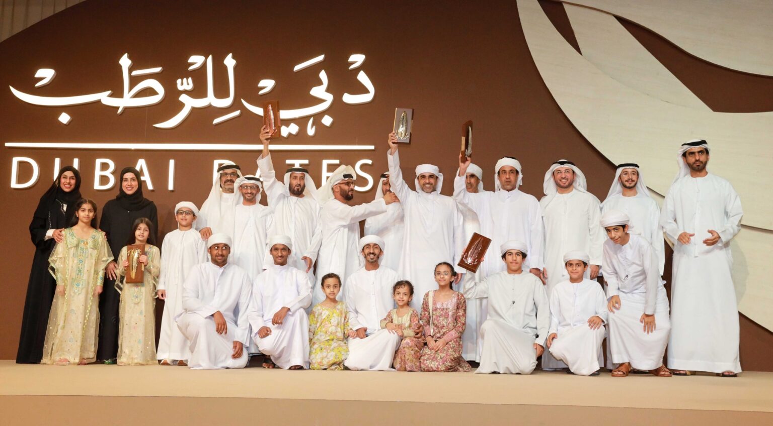 "دبي للرطب" يتوج الفائزين بثلاثة من أشواطه