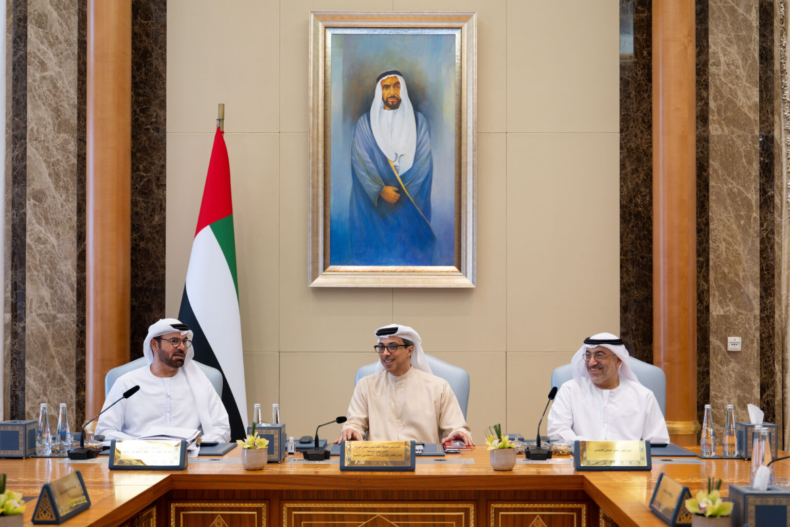 برئاسة منصور بن زايد.. المجلس الوزاري للذكاء الاصطناعي والتنمية يستعرض خطط ومشاريع التحول إلى أنظمة الذكاء الاصطناعي المساعد في الحكومة
