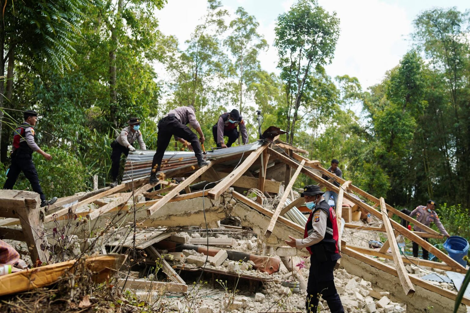 Thousands evacuate after Indonesia quake kills 51, cuts roads