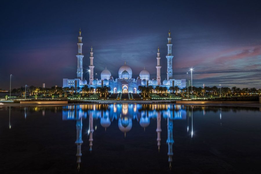 مركز جامع الشيخ زايد الكبير يقدم مع غرة كل شهر هجري تجربة بصرية تحاكي مراحل القمر