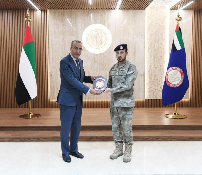 قائد عام شرطة أبوظبي يلتقي وفدا أمنيا موريتانيا