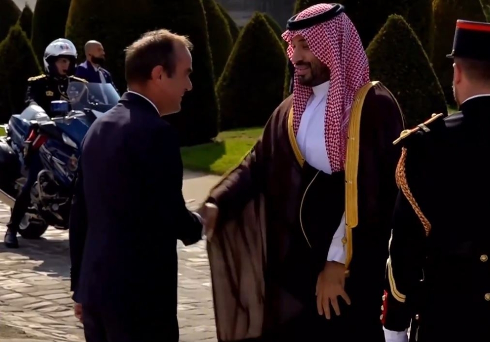 عاجل: وسط مراسم استقبال رسمية.. ولي العهد يصل إلى قصر الإنفاليد في باريس