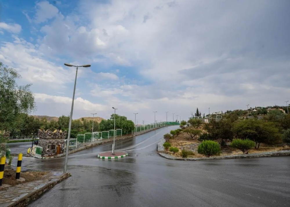 حتى 8 مساءً.. أمطار متوسطة وسيول ورياح شديدة على الباحة