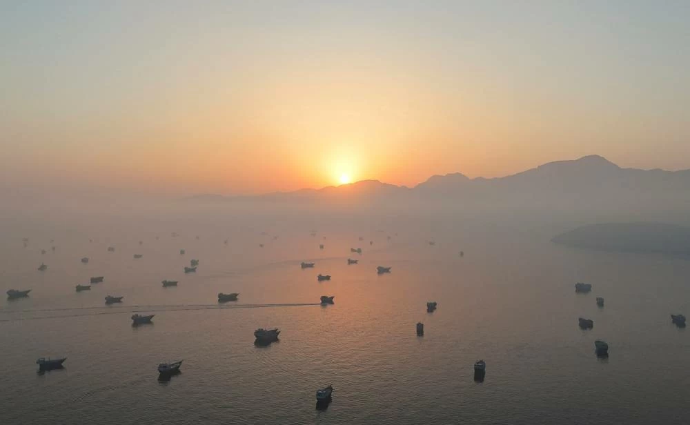 Oil plunges as US-Iran deal hopes grow, Bessent says Hormuz agreement possible within days