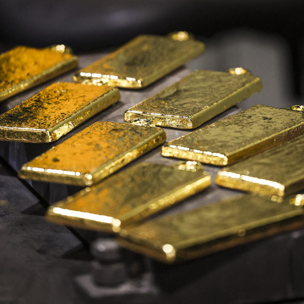 الذهب يرتفع بنحو 2% إلى 4606.99 دولارًا للأوقية