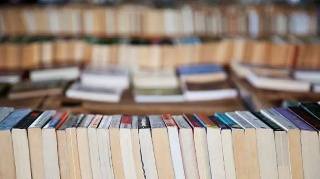 شركات تشتري آلاف الكتب المستعملة.. والكارثة في النهاية