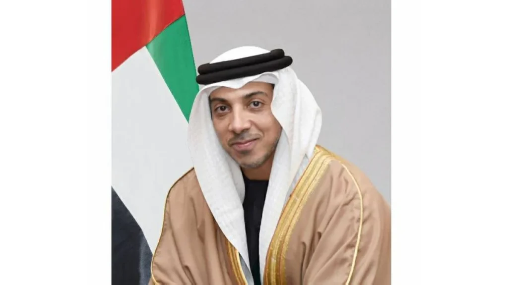منصور بن زايد مهنئاً المرة الإماراتية: كل عام وأنتِ مصدر فخر لوطنك