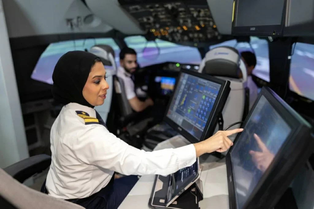 هدى المسلمي من «الاتحاد للطيران» أول إماراتية مدربة للطيارين