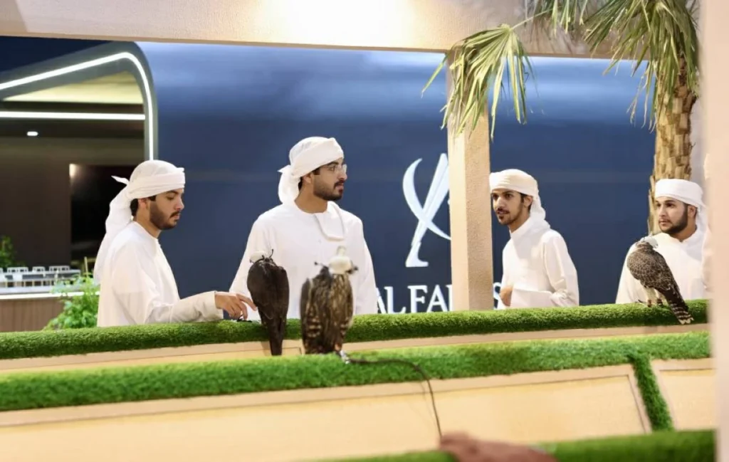 طيور النخبة تزين «أبوظبي للصيد» والأسعار حتى مليون درهم