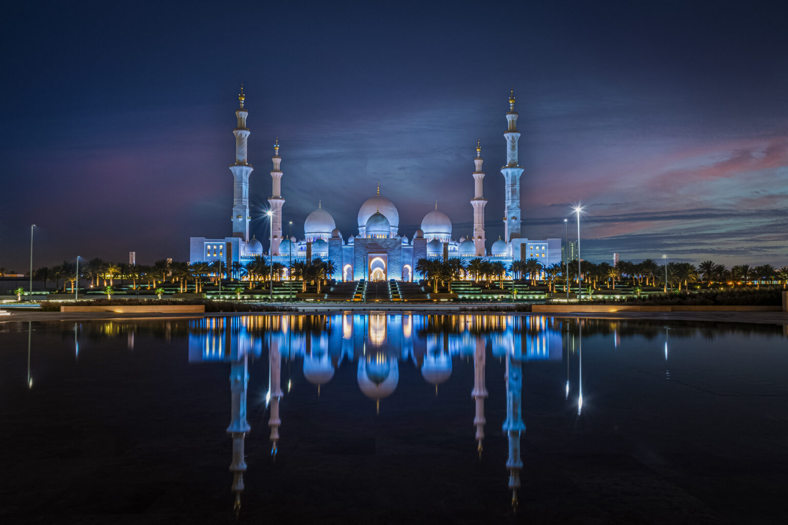 مركز جامع الشيخ زايد الكبير يقدم مع غرة كل شهر هجري تجربة بصرية تحاكي مراحل القمر