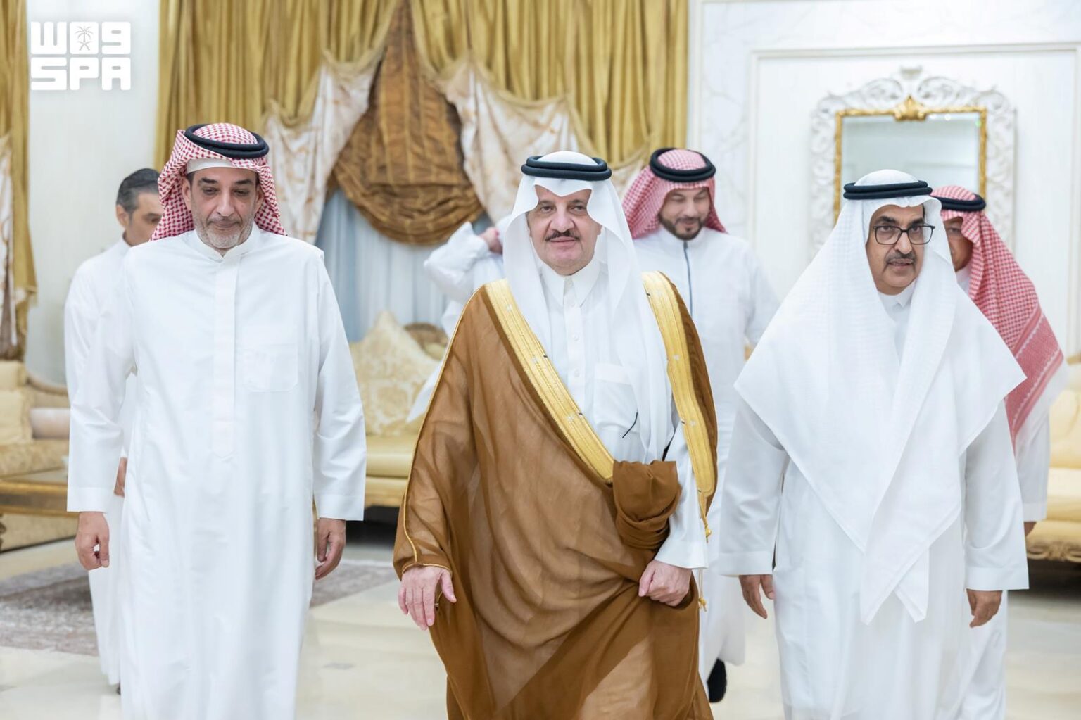 أمير الشرقية يقدم التعازي لأبناء الدكتور بكر بن عبدالله بن بكر في وفاة والدهم