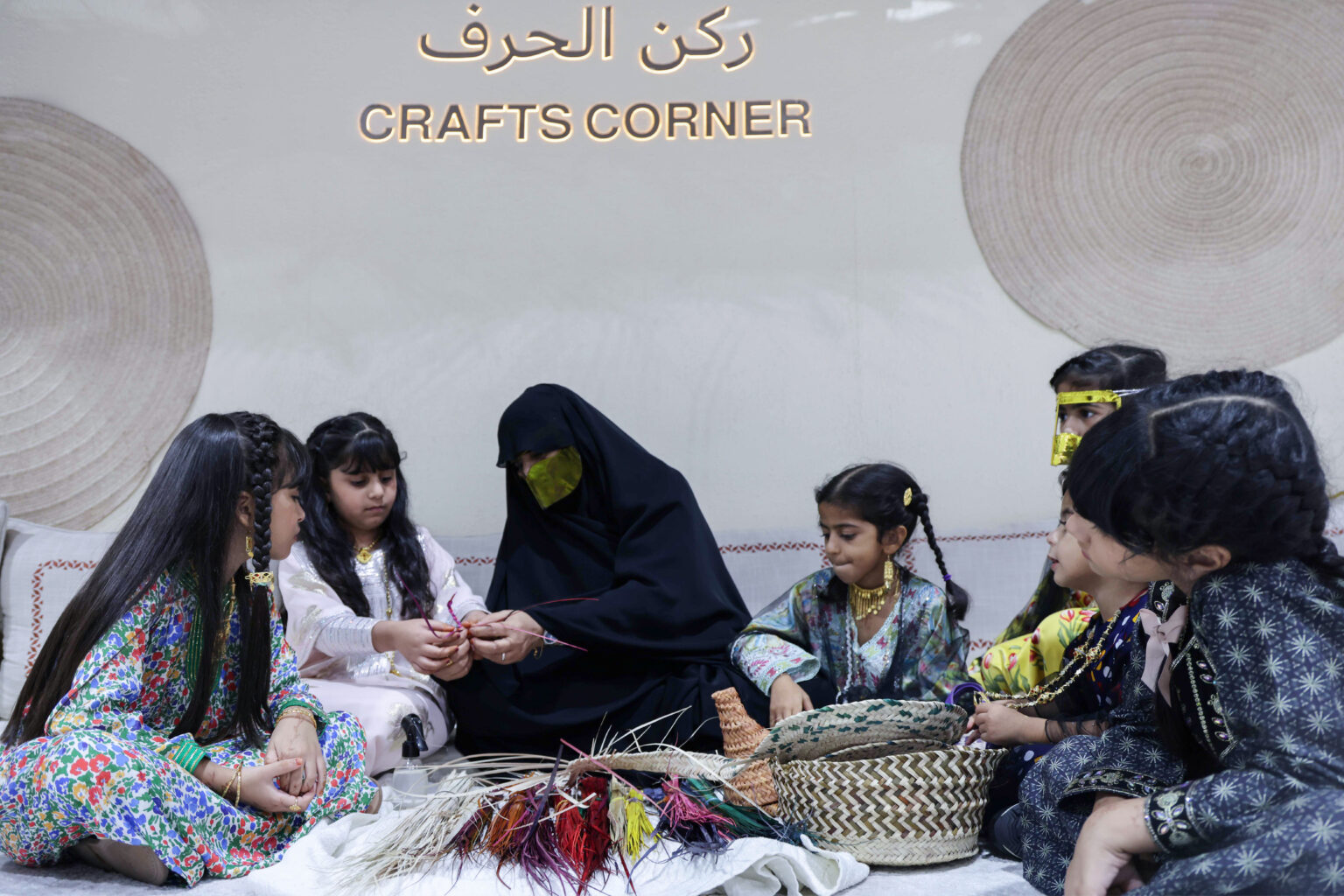 "سف الخوص" في مهرجان الوثبة للرطب.. حرفة تتعلمها الأجيال بالممارسة