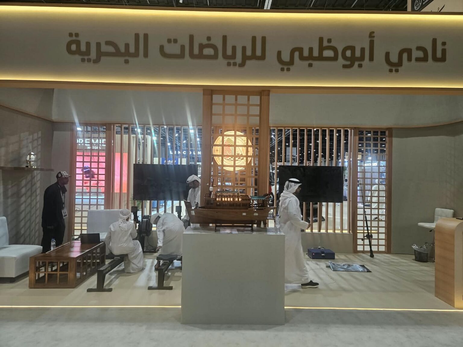 التجارب التفاعلية تستقطب زوار جناح "أبوظبي للرياضات البحرية" بمعرض الصيد