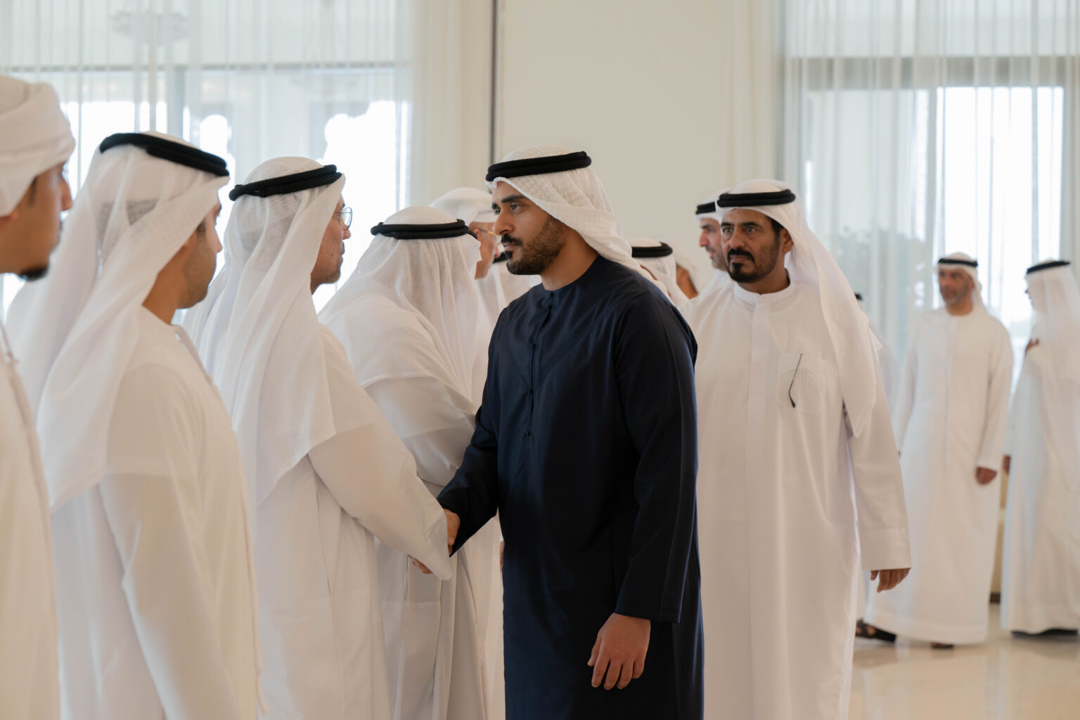 زايد بن محمد بن زايد يقدم واجب العزاء في وفاة والدة الشهيد خليل إبراهيم المرزوقي