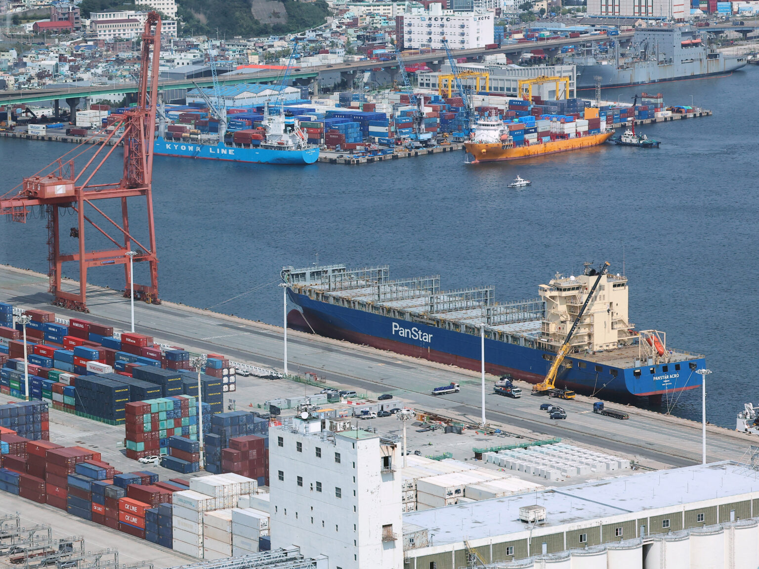 Korean container ship sails to Europe via Arctic for first time