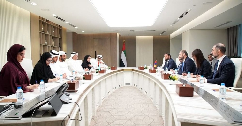 عبدالله بن طوق ووزير الاقتصاد الأرميني يبحثان تعزيز التعاون الاقتصادي والسياحي
