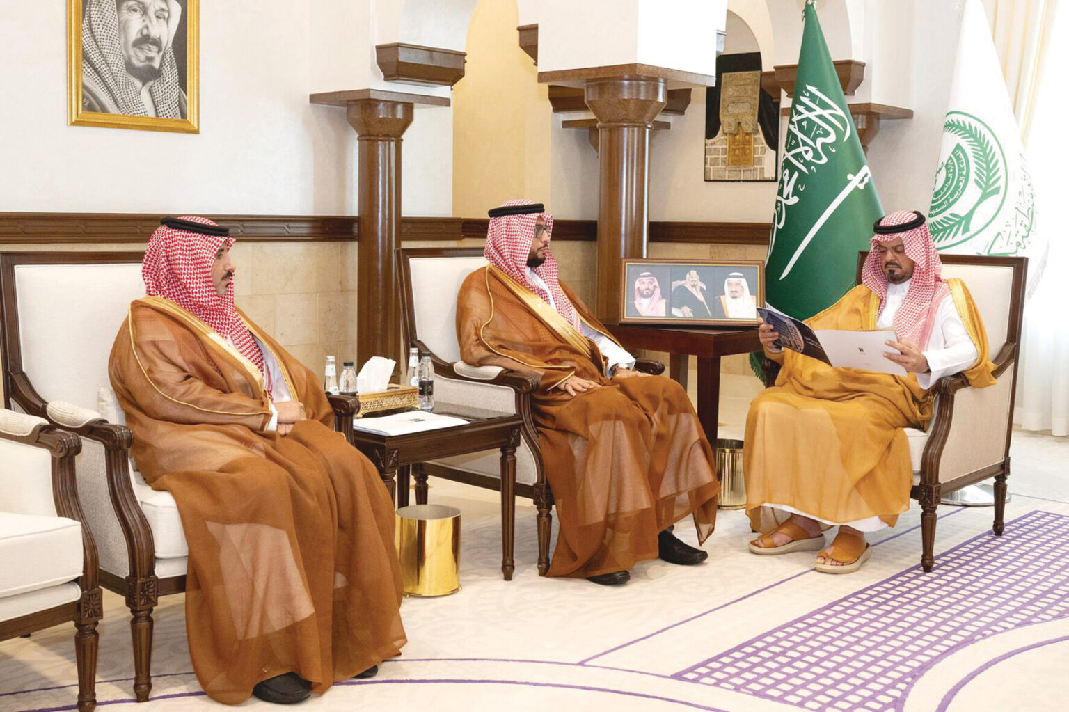 استعراض أداء الجهات المشاركة في خطة طوارئ الحج أمام نائب أمير مكة