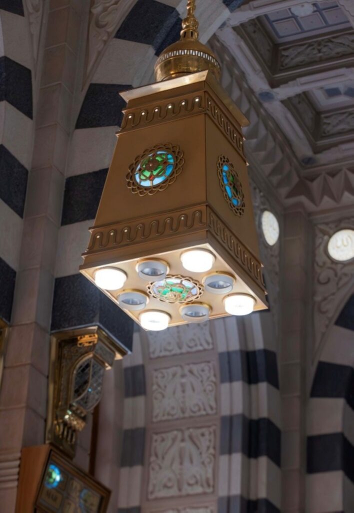 شاهد| وحدات الإنارة تضيء المسجد النبوي وتتناغم مع الطابع المعماري