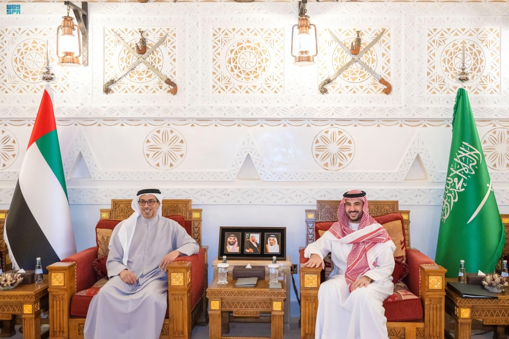 وزير الدفاع ونائب رئيس الإمارات يبحثان تعزيز التعاون والتنسيق المشترك