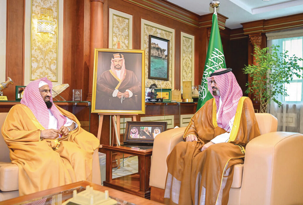 ناصـر بن محمد يستعرض جهود «الإفتاء»