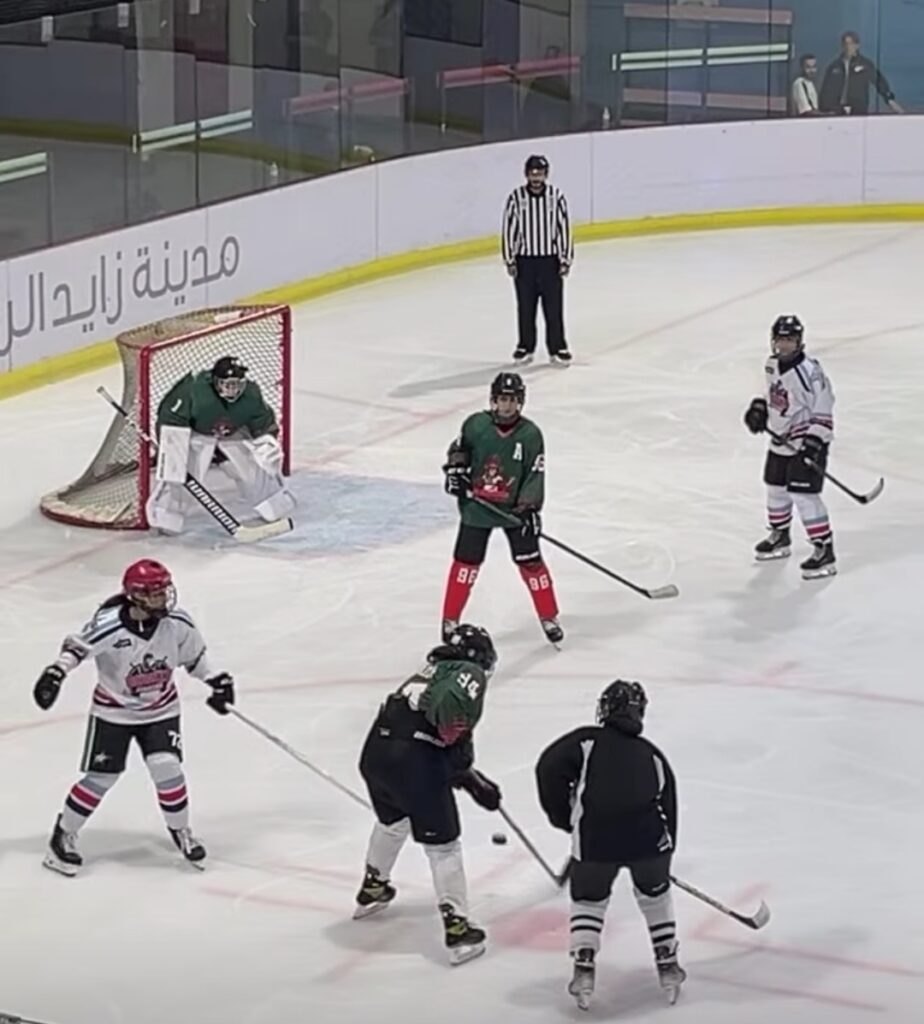 فوز "شاهين" على "الظبي" في افتتاح دوري هوكي الجليد للسيدات