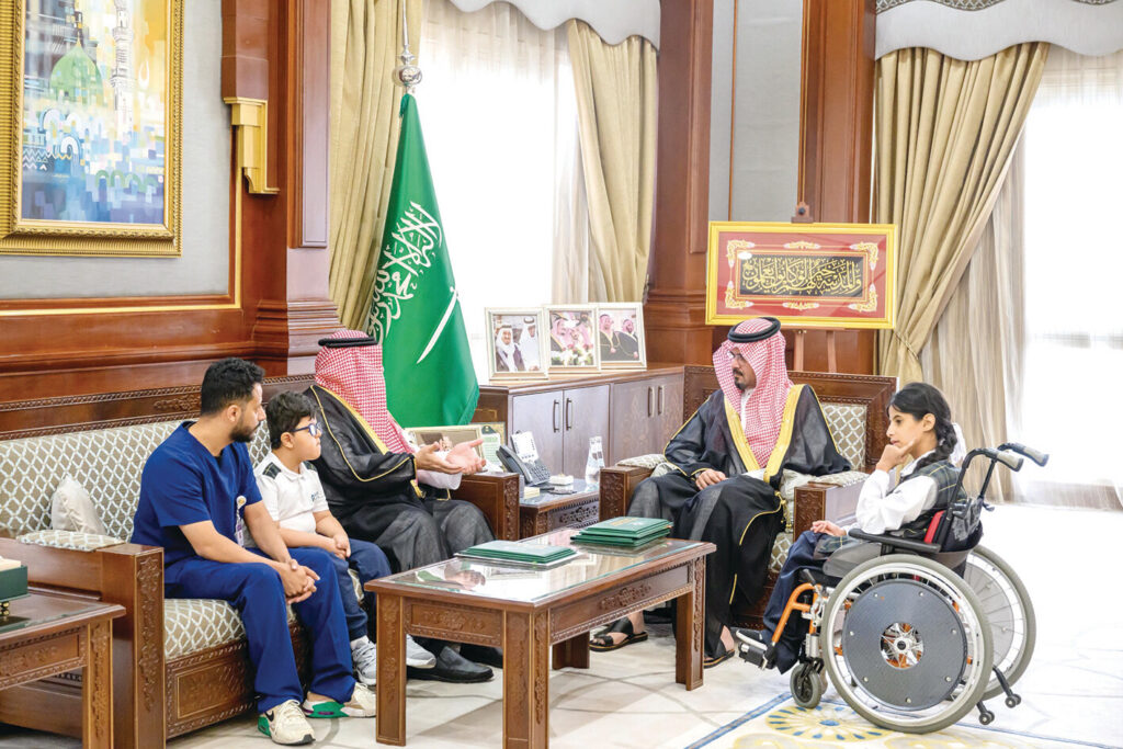 أمير المدينة يطلع على خدمات ذوي الإعاقة ومنجزات خدمة ضيوف الرحمن