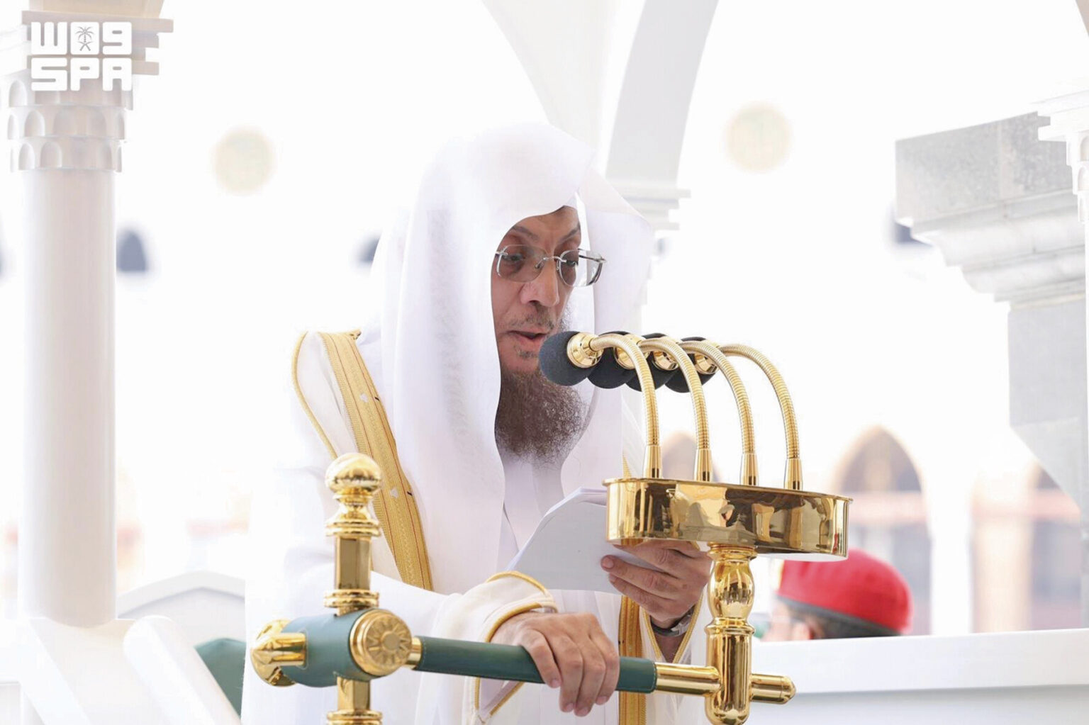 خطيب المسجد الحرام: صلة الرحم والصدقة سببان لحصول الرزق