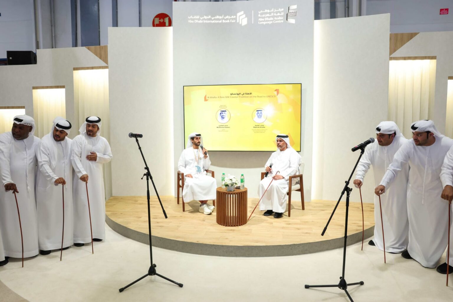 فن "الآهلة" الإماراتي يستقطب جمهور معرض أبوظبي للكتاب