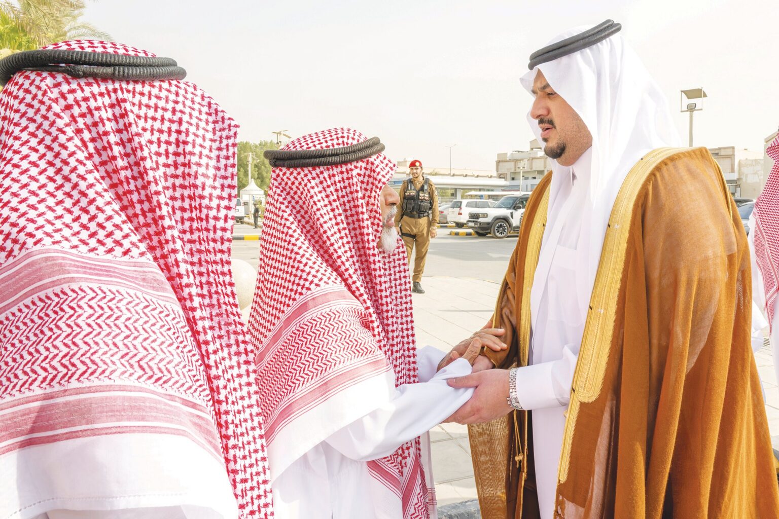 نائب أمير الرياض يؤدي صلاة الميت على الشيخ سعد آل فريان