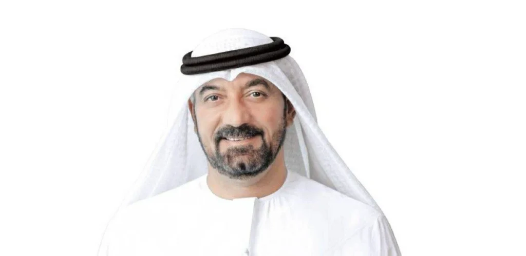 أحمد بن سعيد يشيد بجهود موظفي مطارات دبي برسالة على هواتفهم
