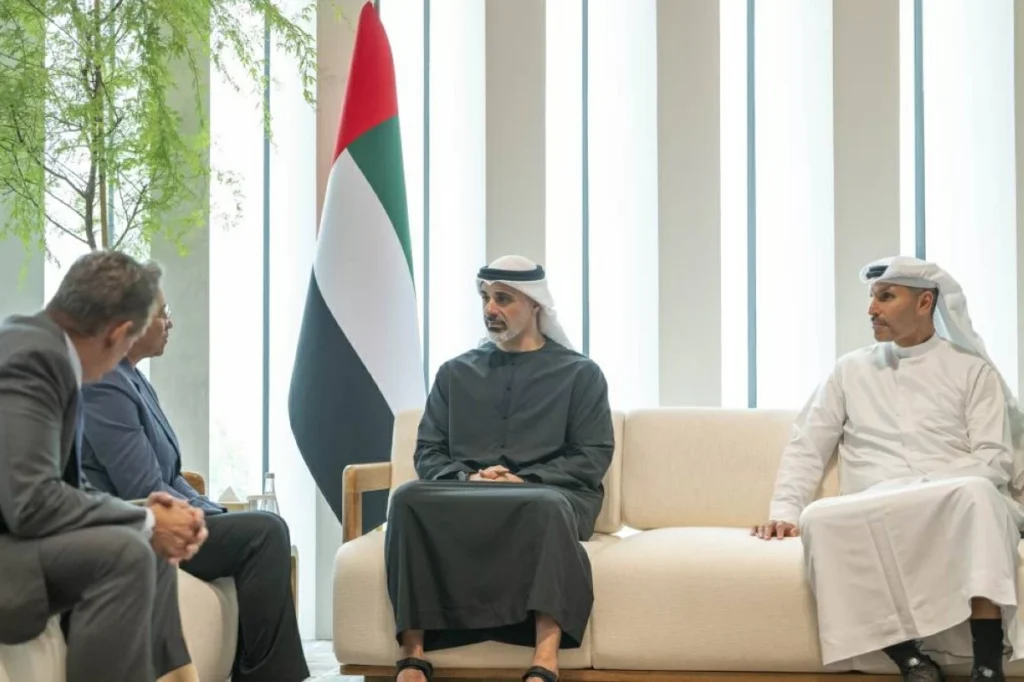 خالد بن محمد بن زايد يبحث فرص التعاون بالذكاء الاصطناعي مع رئيس «إي إم دي»
