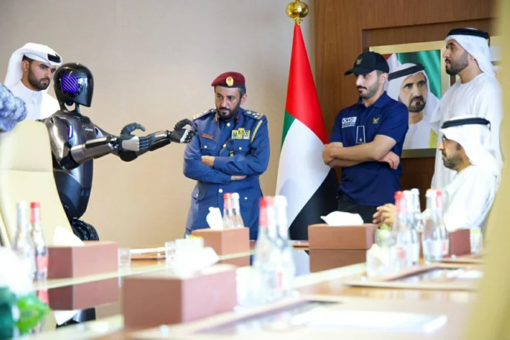 الروبوت «سند» مستشار ذكي في «دفاع مدني دبي»