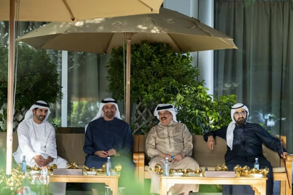محمد بن زايد بحضور محمد بن راشد يبحث التعاون مع ملك البحرين