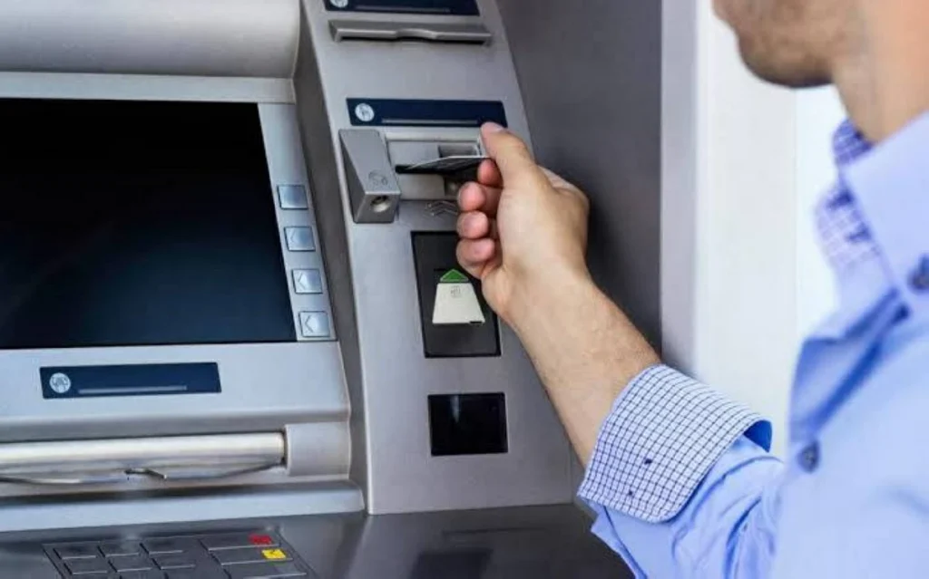 أجهزة الإيداع النقدي.. رحلة شاقة لعملاء البنوك