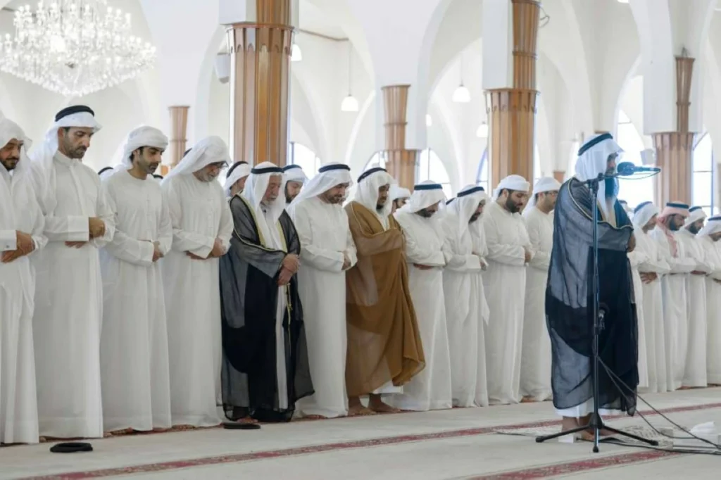 حاكم الشارقة يؤدي صلاة الجنازة على جثمان محمد بن سالم بن سلطان القاسمي (فيديو)