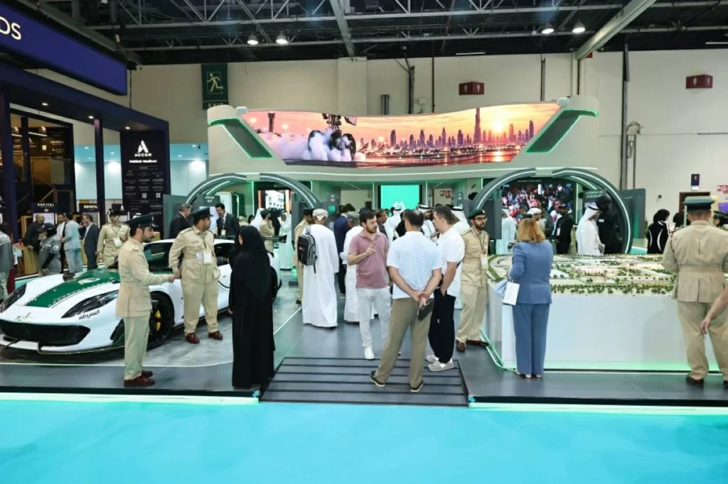 شرطة دبي تواصل تقديم خدماتها لزوار «سوق السفر العربي»