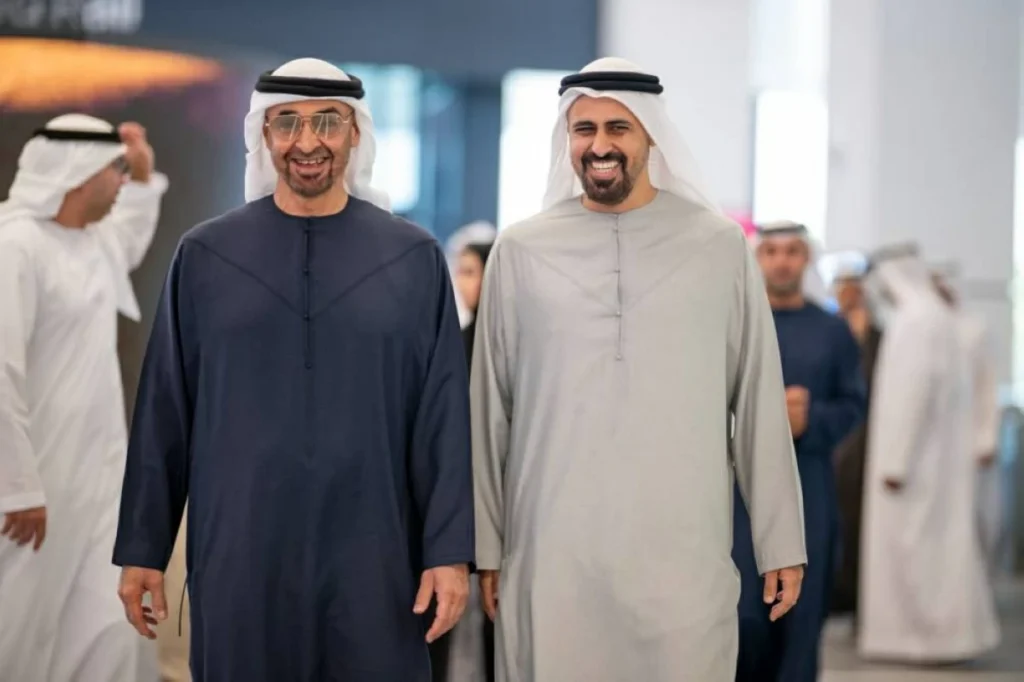 محمد بن زايد يستقل قطار الاتحاد من أبوظبي إلى دبي