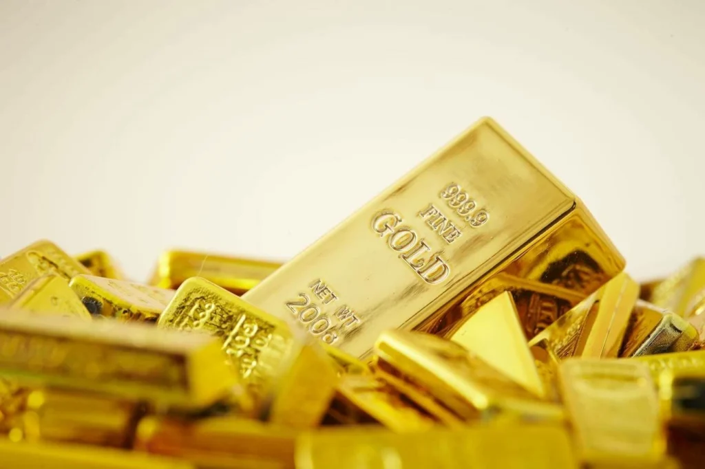 Gold slips as strong US jobs data boosts rate-hike expectations