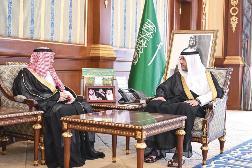 نائب أمير المدينة يشدد على أهمية تطوير خدمات النقل الجوي