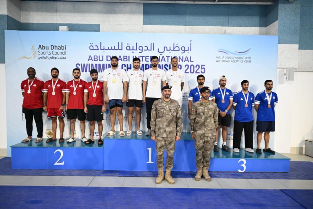 شرطة أبوظبي تتوج الفائزين في "بطولة درع المدير العام للسباحة"
