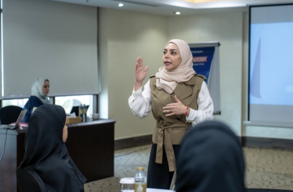 "الموارد البشرية بالفجيرة" تنظّم برنامجاً متخصصاً وفق منهجية "CIPD"