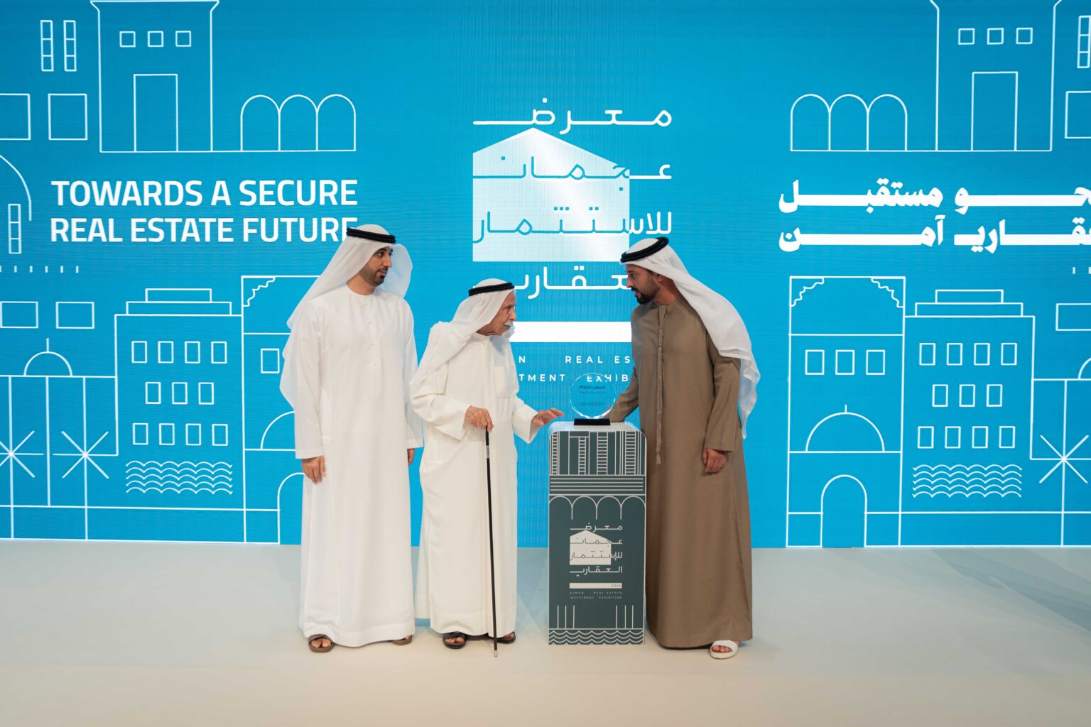 عبدالعزيز بن حميد يكرم الفائزين بجوائز برنامج التصنيف العقاري بعجمان