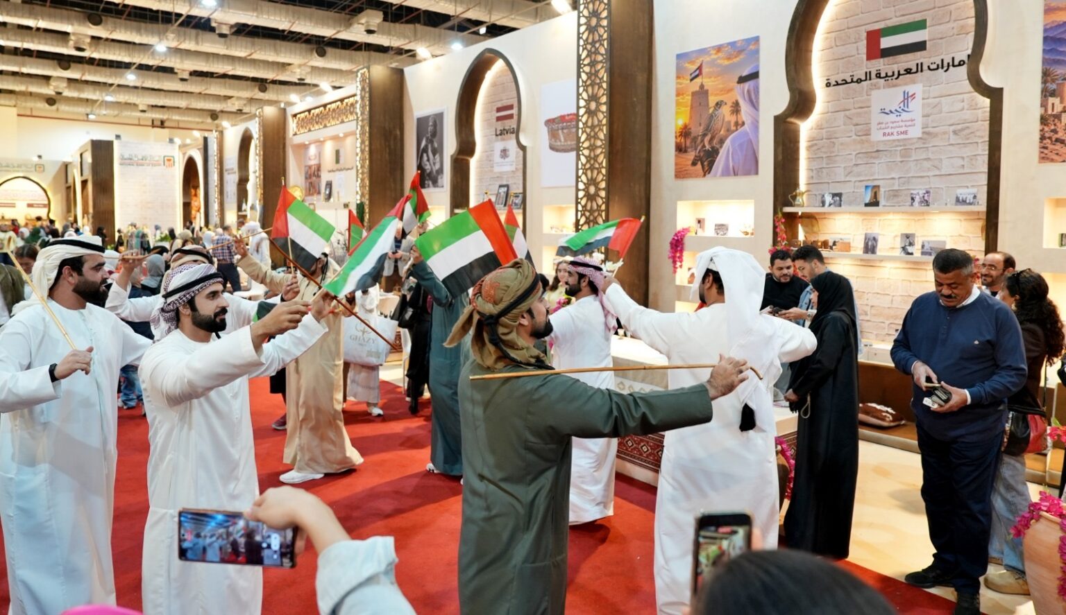 الجناح الإماراتي يستقطب زوار معرض "تراثنا 2026" في القاهرة